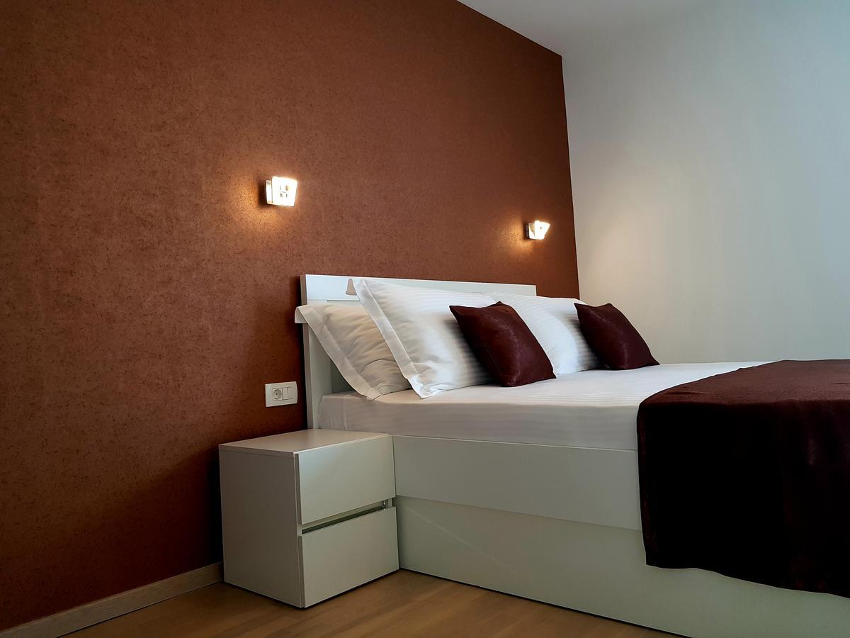 Apartments Petricevic โปดสตรานา ภายนอก รูปภาพ