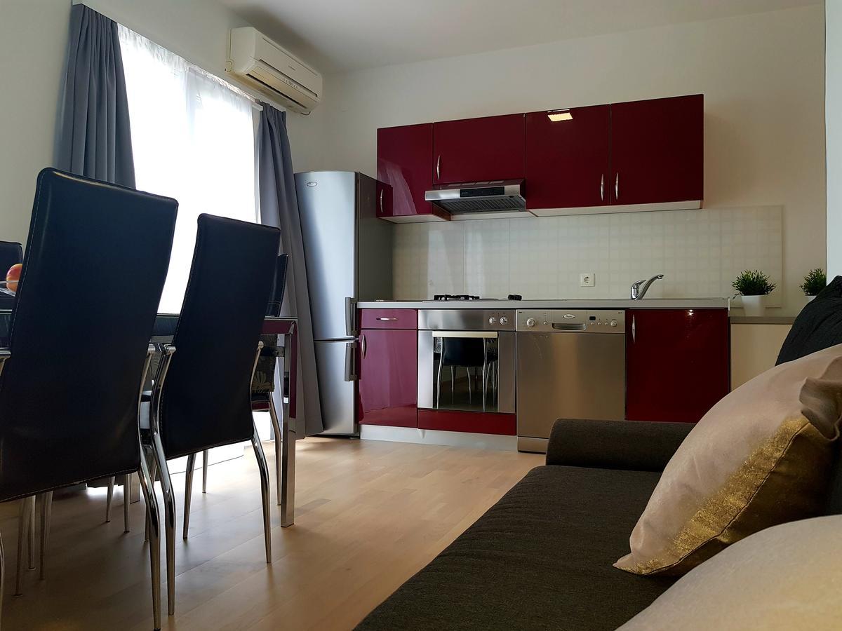 Apartments Petricevic โปดสตรานา ภายนอก รูปภาพ